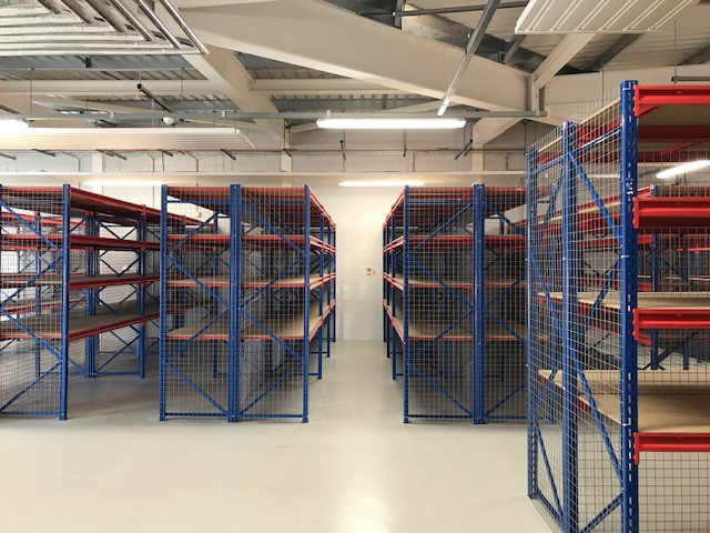 Heavy-duty shelving with anti-collapse mesh