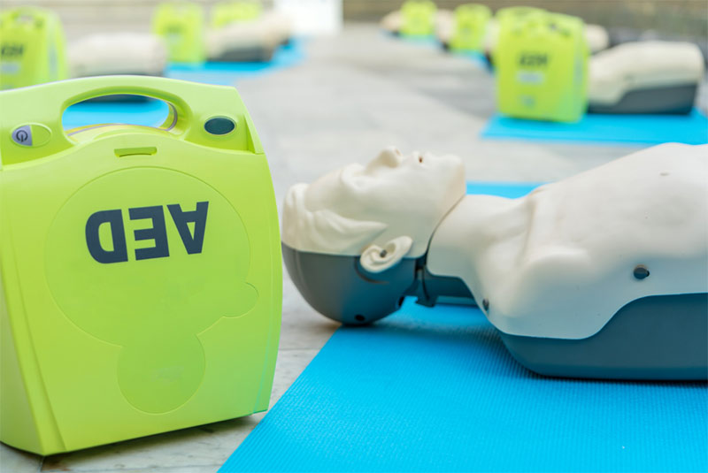 CPR training manikin and defibrillator