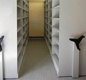 Trackless mobile shelving